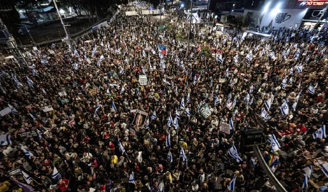 Siyonist İsrail'de on binlerce kişi sokaklara indi