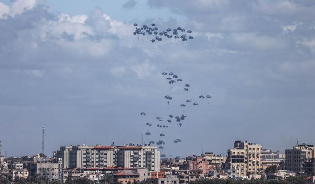 Gazze'ye havadan bırakılan yardımın paraşütleri açılmadı, çok sayıda ölü var