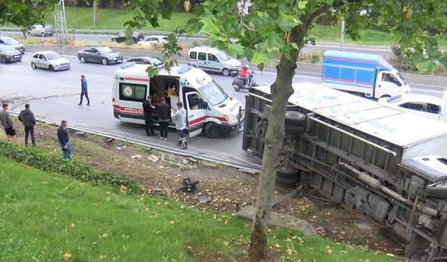 Bağcılar'da kamyonet işçi servisine çarptı: 5 yaralı