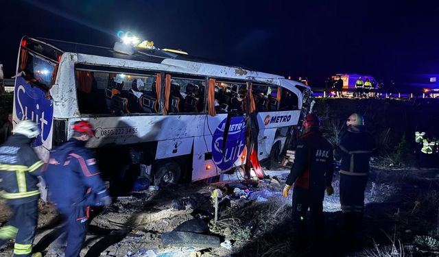 Aksaray'da yolcu otobüsü devrildi: 2 kişi hayatını kaybetti, 34 kişi yaralandı