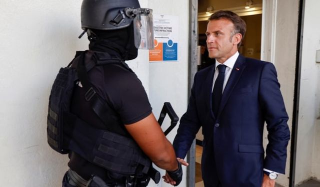 Macron'dan Yeni Kaledonya'ya baskın