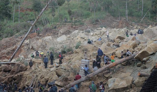 Papua Yeni Gine'de 2 bin kişi toprak altında kaldı