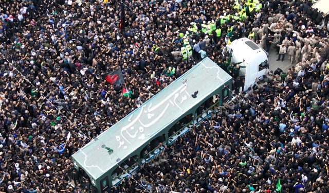 İranlı General Şehit Nilfuruşan için Tahran'da cenaze töreni düzenlendi