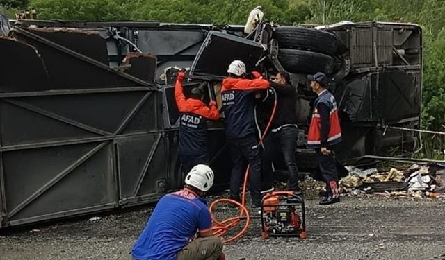 Yolcu otobüsü tırla çarpıştı: 2 ölü, 30 yaralı