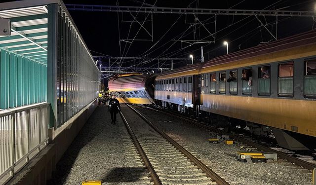 Çekya'da iki tren kafa kafaya çarpıştı: 4 ölü, onlarca yaralı var