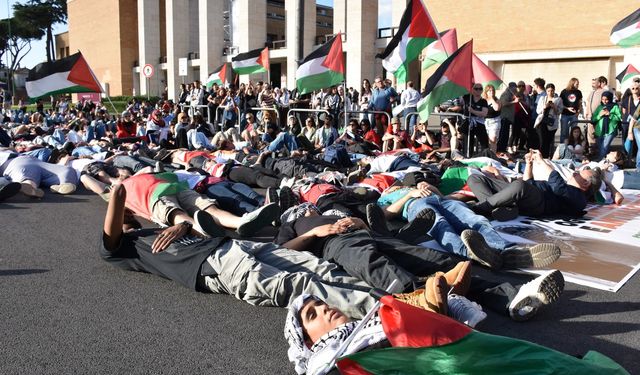 İşgalci İsrail'in saldırılarına Roma'da protesto