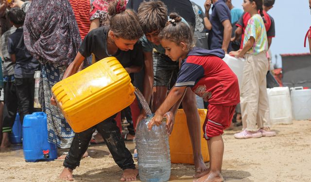 Han Yunus'a göçe zorlanan Filistinliler, su sıkıntısı ve sıcaklarla mücadele ediyor