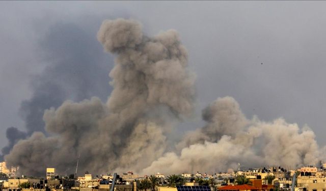 Katil İsrail Gazze kentinde bir camiyi hedef aldı: 10 şehit, 20 yaralı