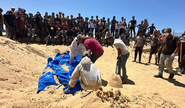 İşgalci İsrail'in teslim ettiği 80 Filistinlinin naaşı Han Yunus kentinde toprağa verildi