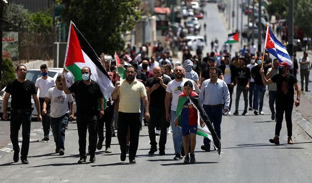 Batı Şeria'da Filistinliler katil İsrail şiddetini protesto etmek için greve gitti