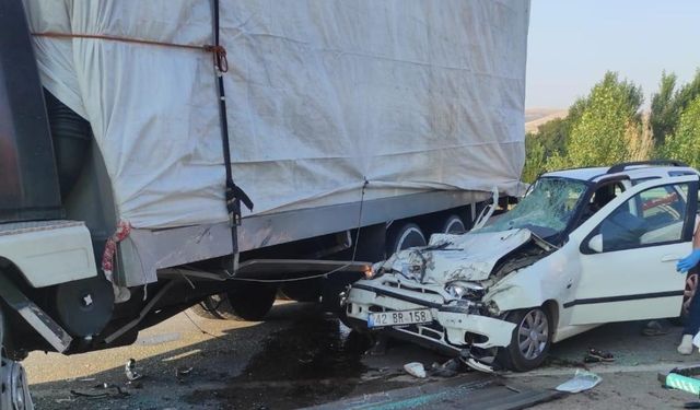 Konya'da otomobil kamyona çarptı: 3 ölü, 2 ağır yaralı