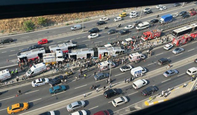 Küçükçekmece'de metrobüsler çarpıştı: 1 ölü, 34 yaralı