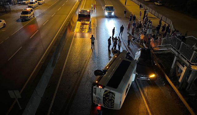 Kocaeli'de işçi servisi ile otomobil çarpıştı: 7 yaralı