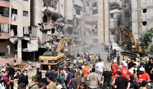 Katil İsrail, Lübnan’a düzenlediği hava saldırısında bir aileyi şehit etti