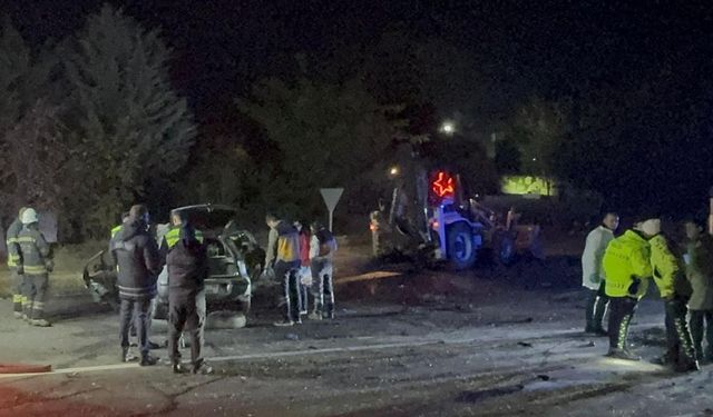 Tekirdağ'da otomobil iş makinesine çarptı: 5 ölü