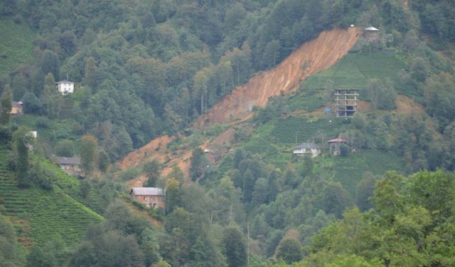 Rize'de sağanak heyelana sebep oldu: 2 ev toprak altında kaldı