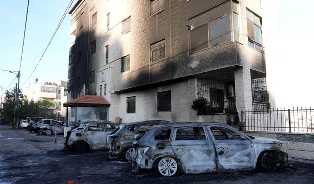 Siyonistler Batı Şeria'da yaklaşık 20 aracı ateşe verdi