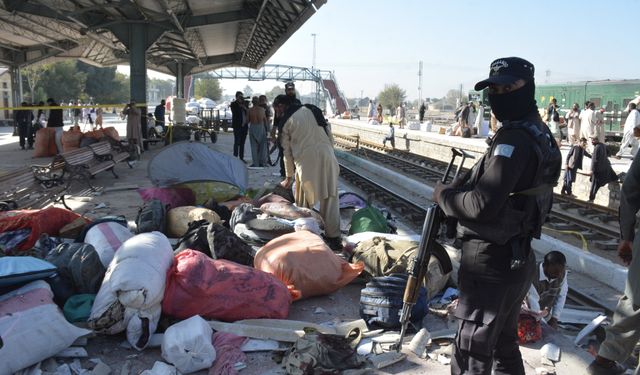 Pakistan'da tren istasyonunda patlama: En az 26 ölü