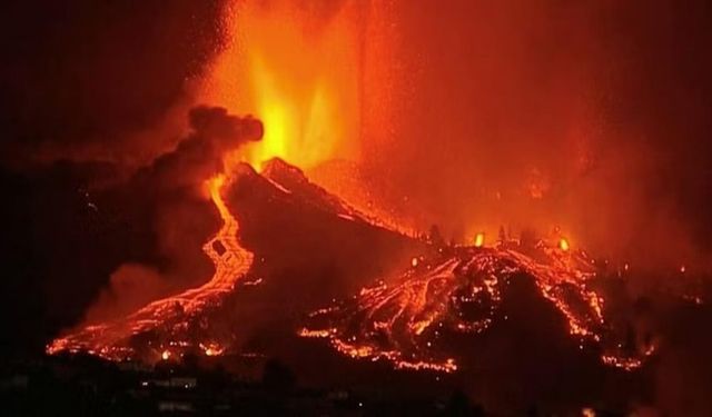 Endonezya'da yanardağ patladı: 10 kişi öldü