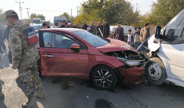 Diyarbakır'da minibüs ile otomobil çarpıştı: 13 yaralı