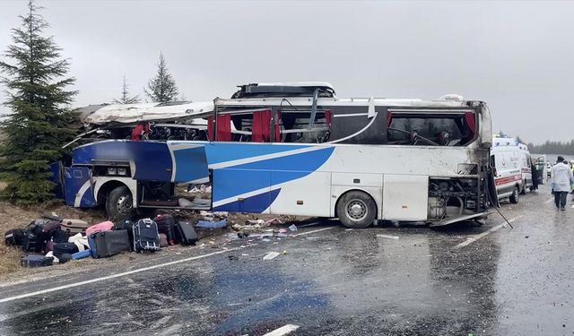 Eskişehir'de yolcu otobüsü devrildi: 1 ölü, 30 yaralı