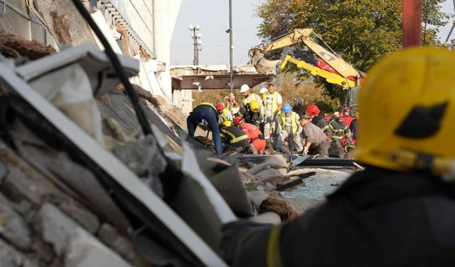 Sırbistan'da tren istasyonunun girişindeki çatı çöktü: 14 ölü