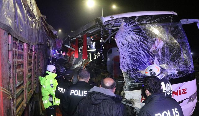 Denizli'de yolcu otobüsü tıra çarptı: 1 ölü, 20 yaralı