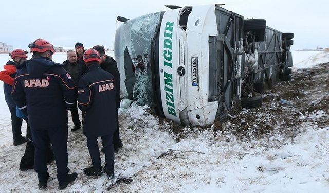 Kars'ta yolcu otobüsü devrildi