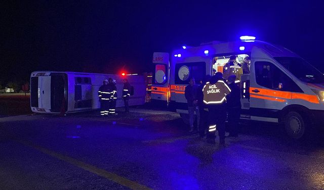 Cenazeye gidenleri taşıyan midibüs devrildi: 1 ölü, 23 yaralı