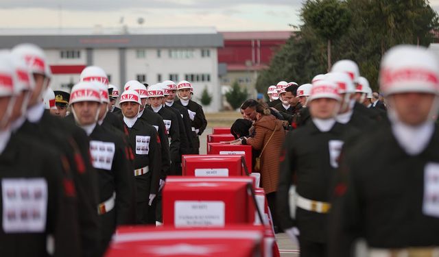 Helikopter kazasında şehit olan askerlerimiz için Isparta'da tören düzenlendi