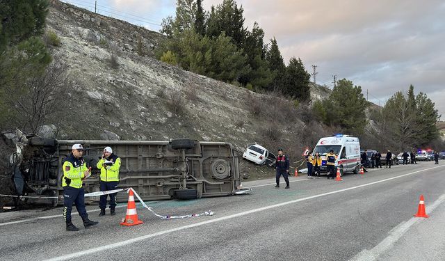 Balıkesir'de minibüs ile otomobil çarpıştı: 2 ölü, 18 yaralı