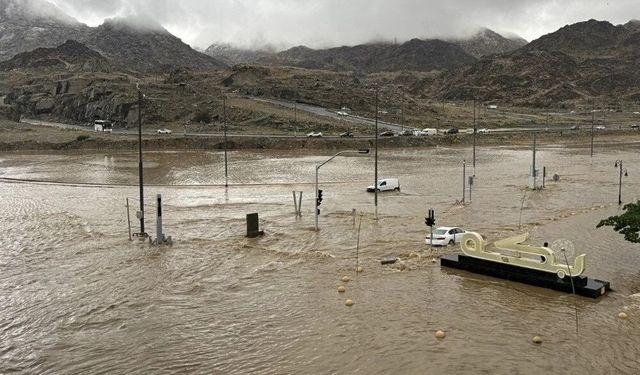 Mekke'de sel: cadde ve sokaklar göle döndü