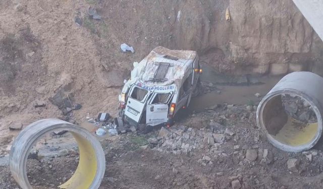 İstanbul'da servis minibüsü şarampole devrildi: 3 ölü, 15 yaralı