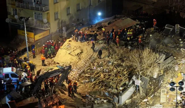 Konya'da 4 katlı bina çöktü: İki kişi yaşamını yitirdi