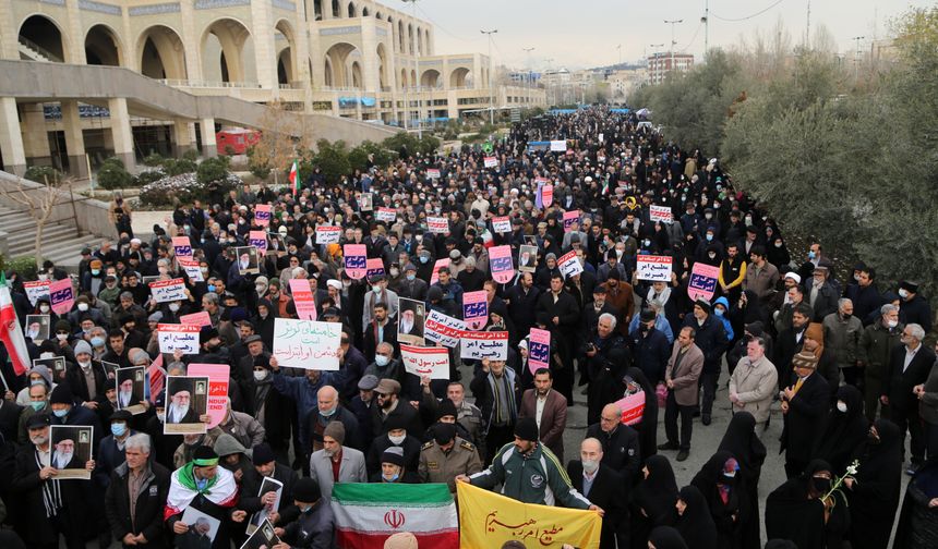 İran'da Charlie Hebdo'nun saygısızlığı protesto edildi