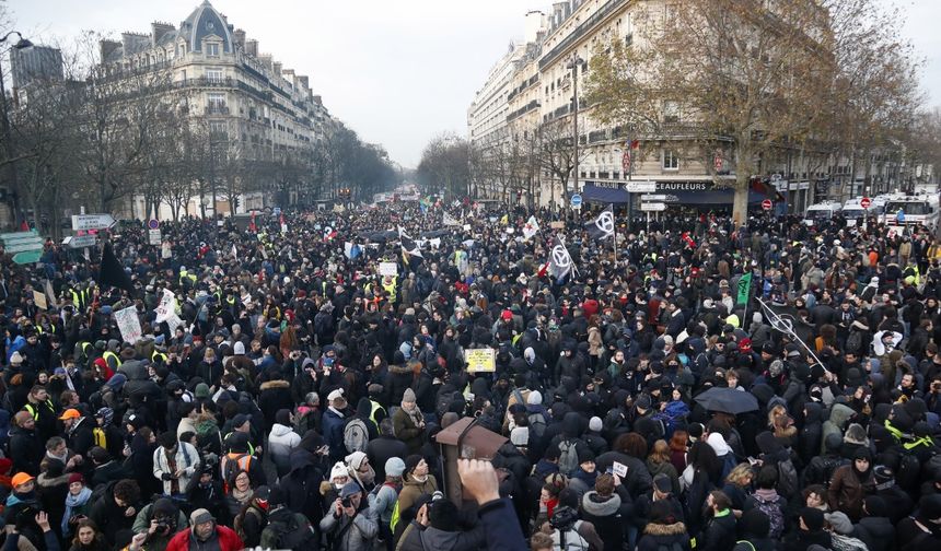 Fransa’da bugün ülke çapındaki grev başlıyor