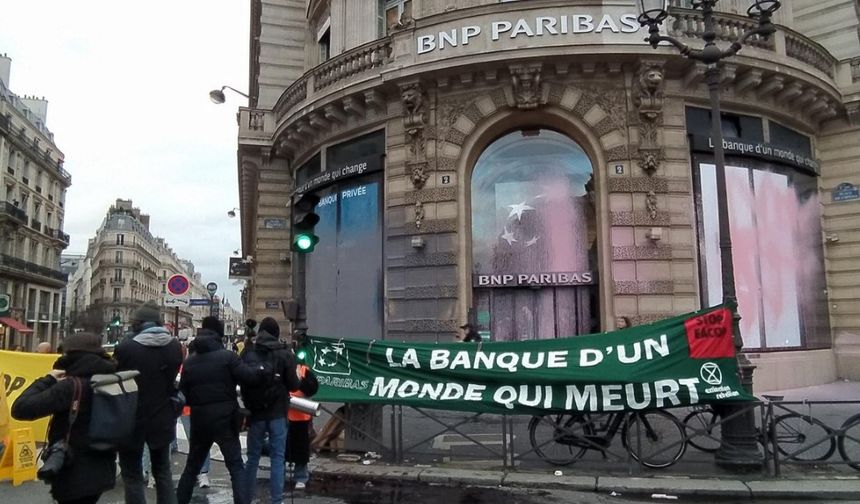 Fransa'da İklim aktivistleri bir bankayı hedef aldı