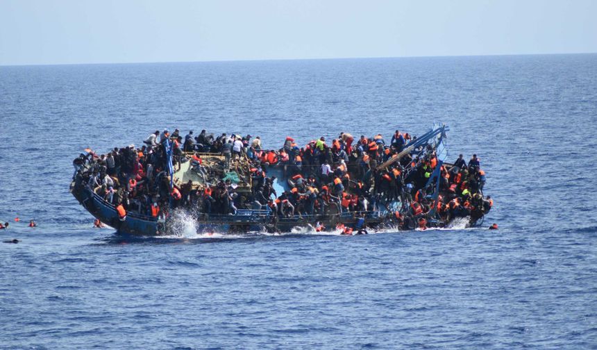 İtalya'da yüzlerce göçmen operasyonla kurtarıldı