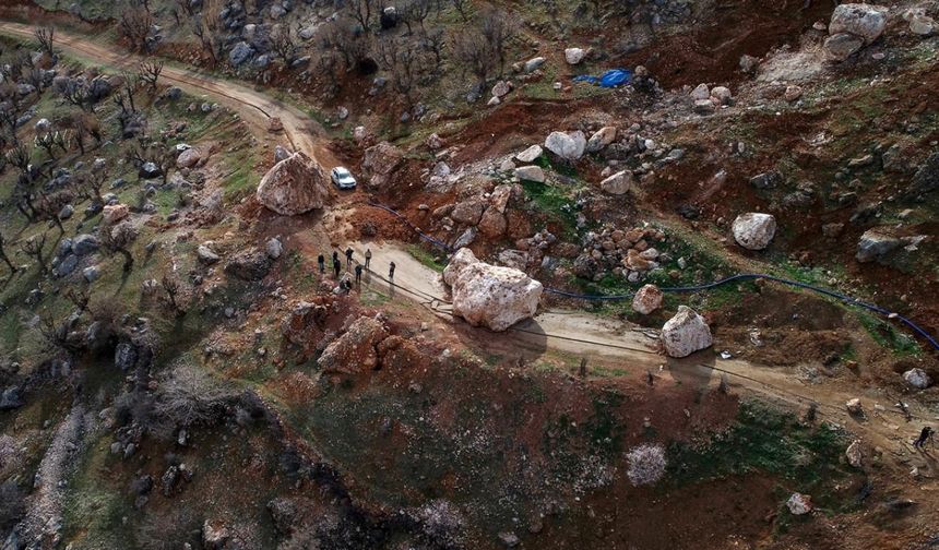 Depremde dağdan kopan devasa kayalar evleri teğet geçti