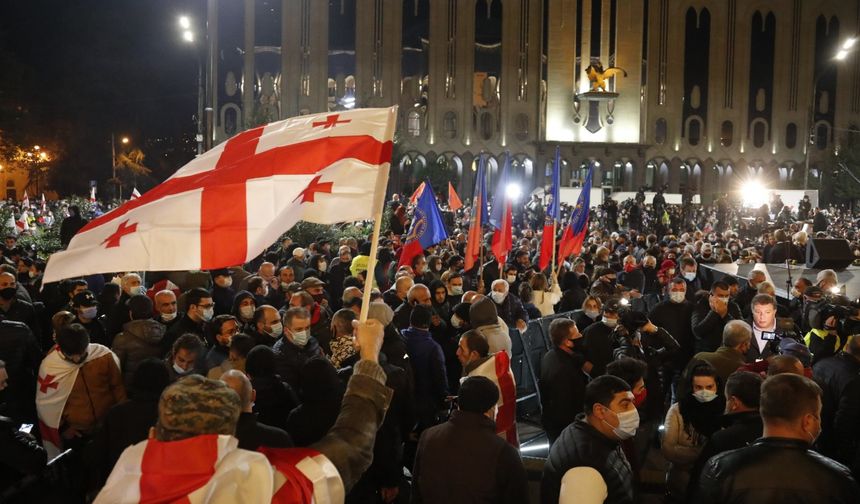 Gürcistan Parlamentosu önünde olaylı gece