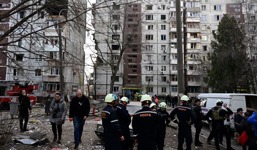 Ukrayna'da 9 katlı apartmana füze isabet etti: 1 ölü, 25 yaralı