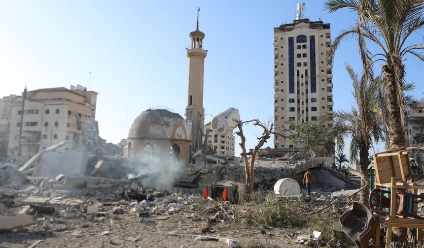 Katil İsrail Gazze'de bir camiyi bombaladı