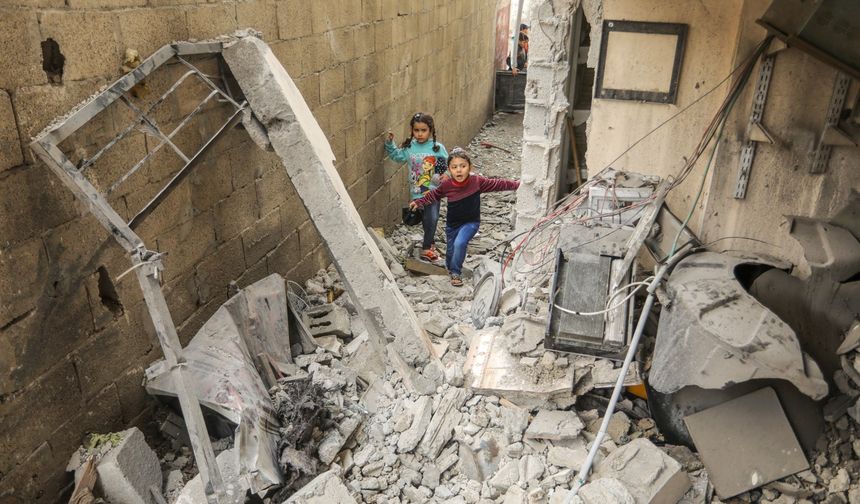 Katil İsrail Gazze'yi bombalamaya devam ediyor