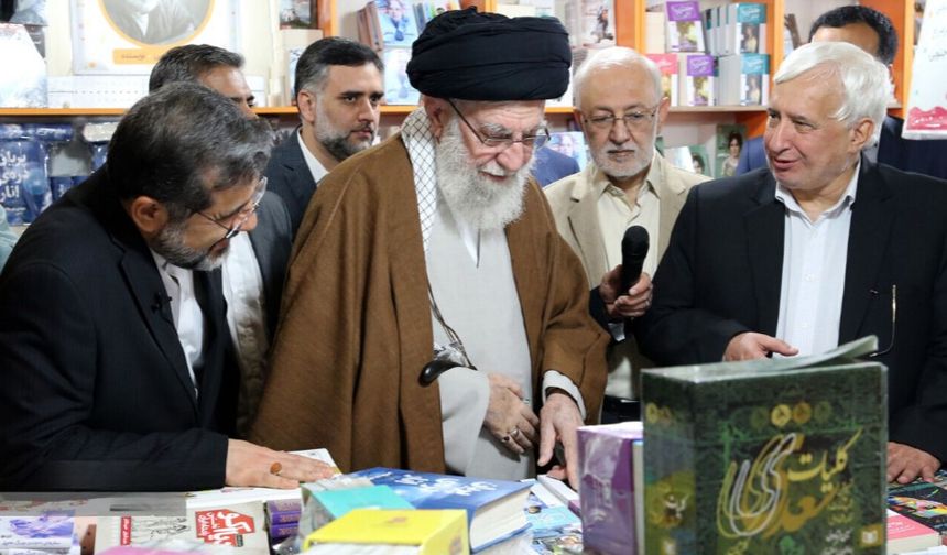 Ayetullah Hamanei 35. Tahran Kitap Fuarı'nı ziyaret etti