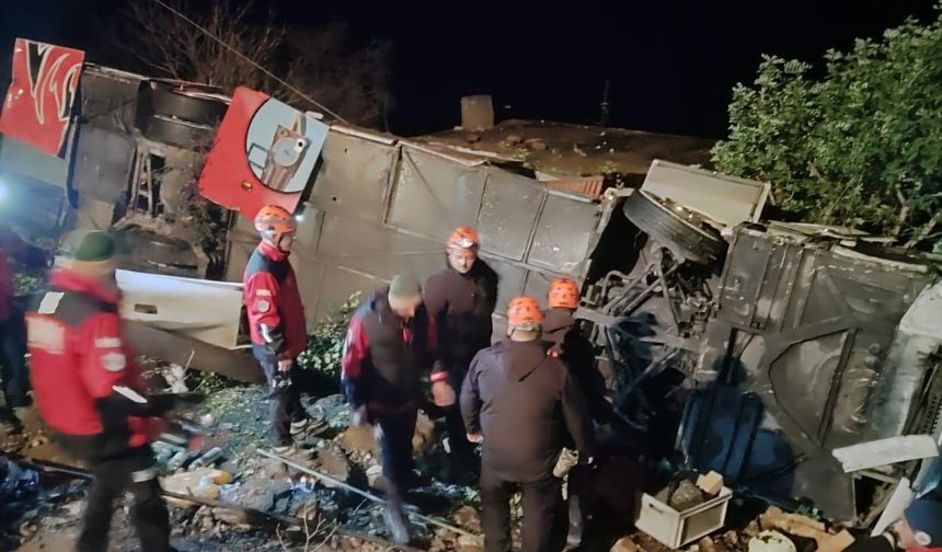 Antalya'da yolcu otobüsü devrildi: 33 yaralı