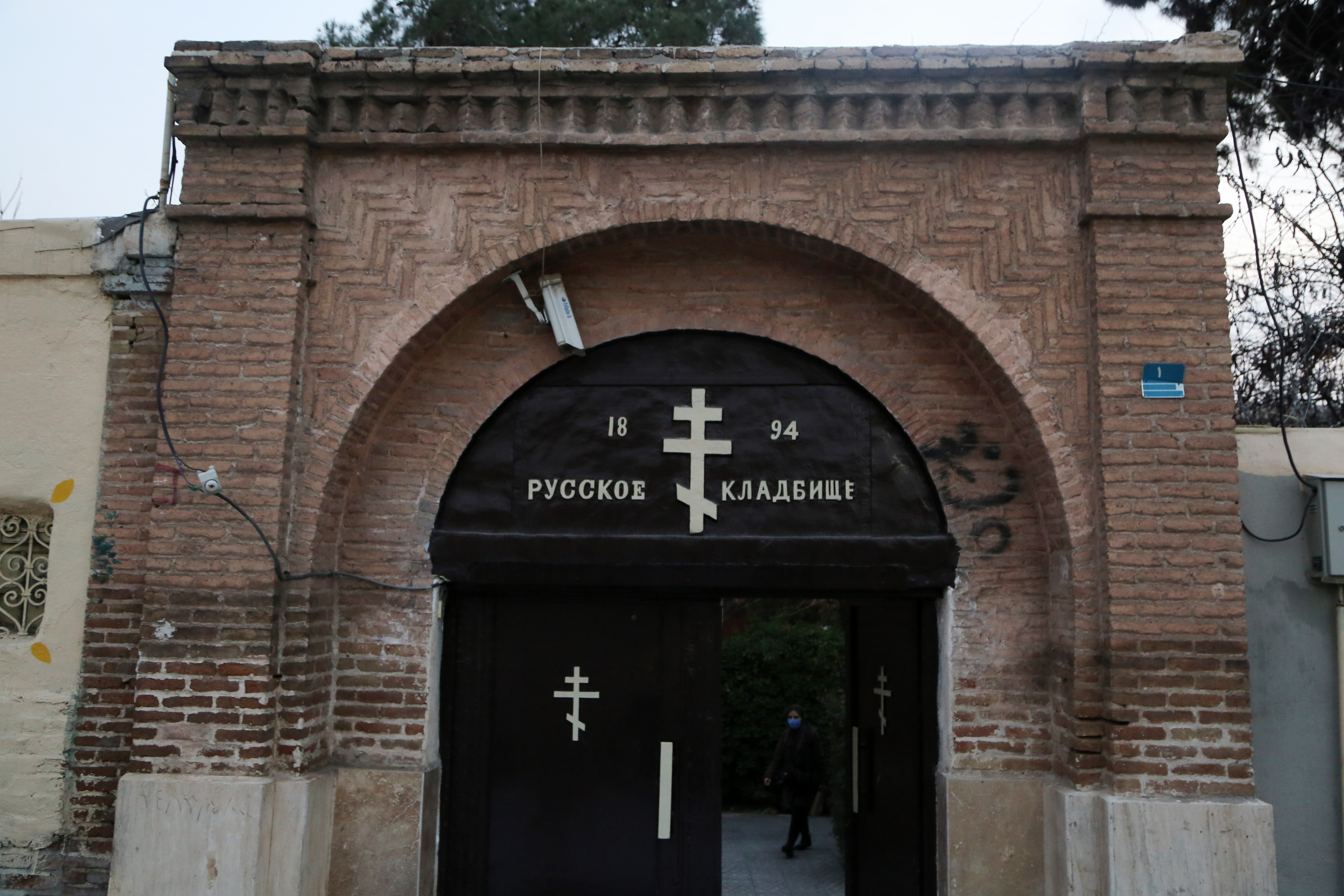 İran'ın başkenti Tahran'ın Dolap mahallesinde bulunan Dulab Hristiyan Mezarlığı, isimleri meçhul Rus askerler, Fransız Kontlar, 2. Dünya Savaşı sırasında vatana dönüş üzere Tahran'da hayatlarını kaybeden Polonyalılar ve Ermenilerin mezarları bulunuyor. Yaklaşık 150 yıl önce kurulan mezarlıkta, yerli ve yabancı önemli şahsiyetlerin mezarları da yer alıyor.