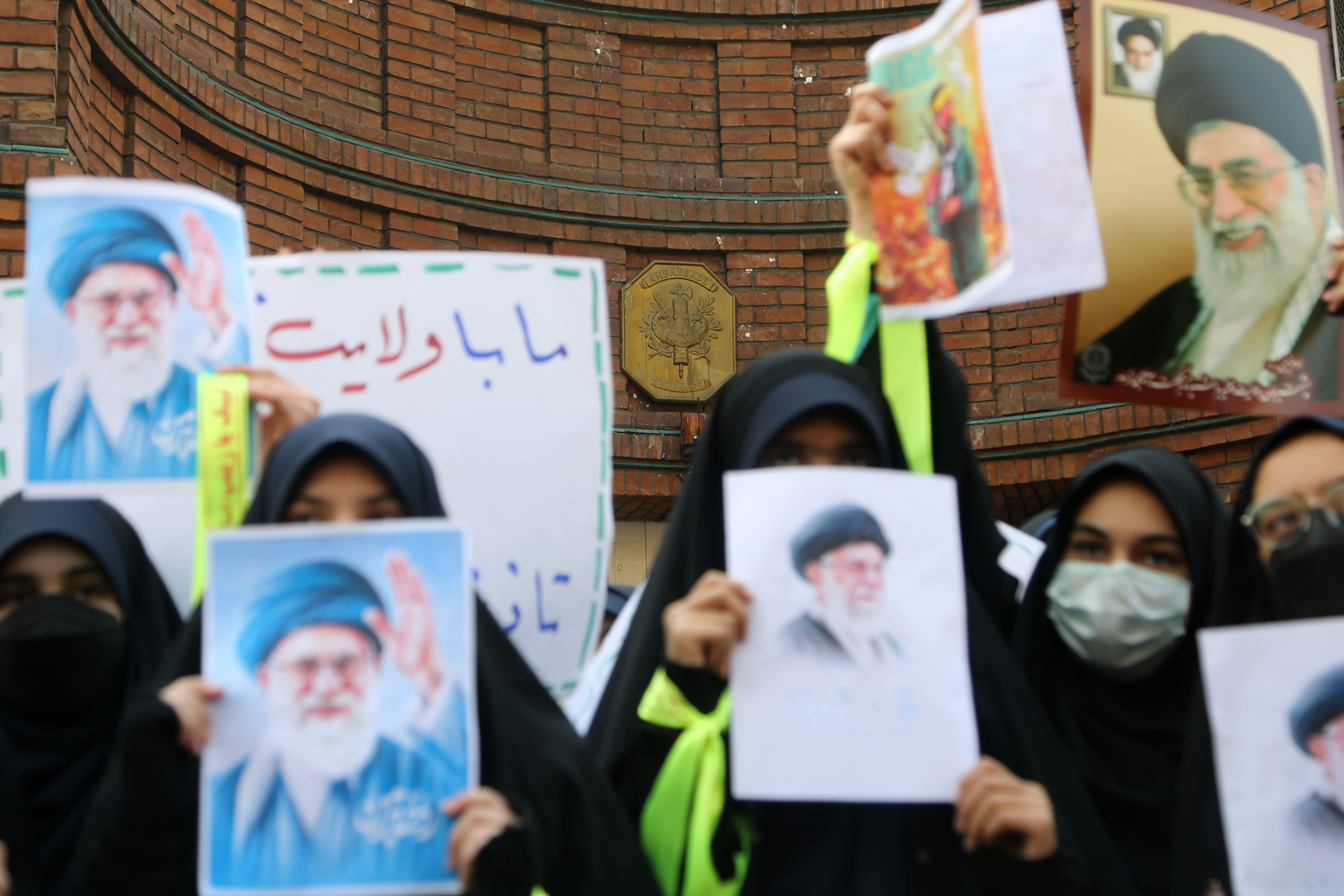 İranlı bir grup lise öğrencisi, Charlie Hebdo dergisinde yayımlanan hakaret içerikli karikatürler nedeniyle İran'ın başkenti Tahran'da gösteri düzenledi.