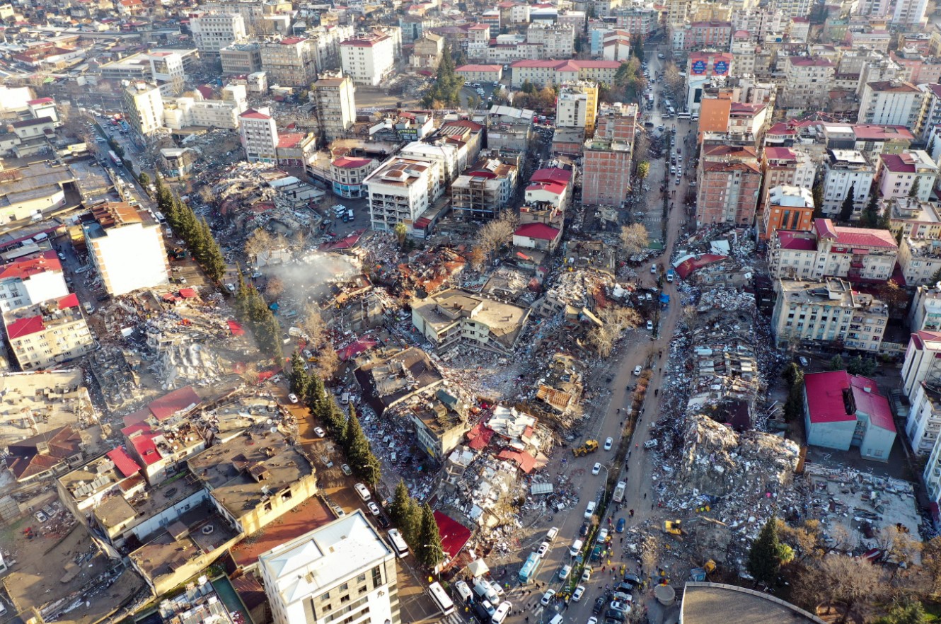 Kahramanmaraş merkezli 10 ili etkileyen 7,7 ve 7,6 büyüklüğündeki depremlerin ardından, Dulkadiroğlu ve Onikişubat ilçesinde yıkılan binaların enkazlarında arama kurtarma çalışmaları devam ediyor. Vatandaşlar bölgede bekleyişini sürdürdü.