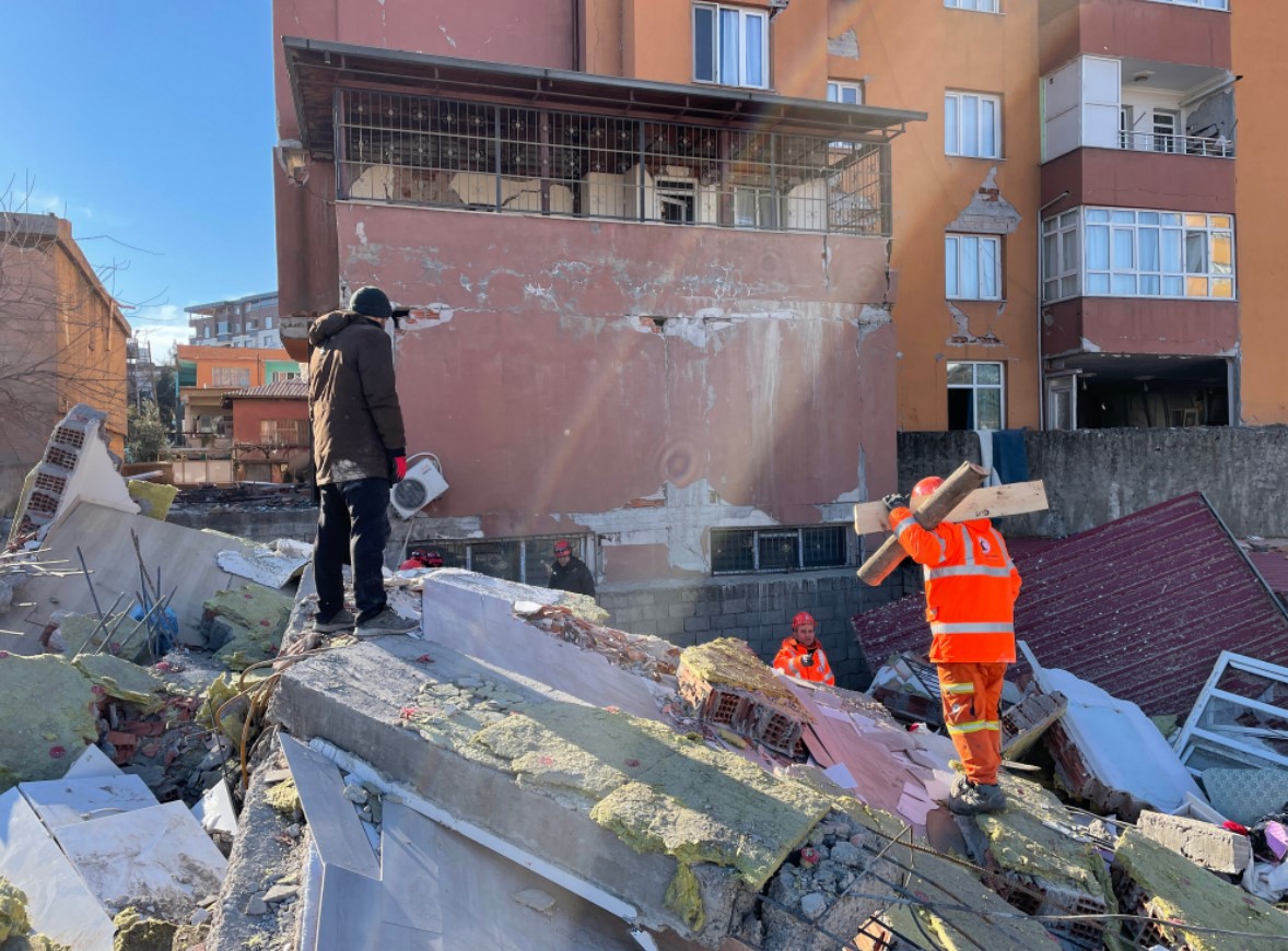 Kahramanmaraş merkezli 10 ili etkileyen 7,7 ve 7,6 büyüklüğündeki depremlerin ardından, Dulkadiroğlu ve Onikişubat ilçesinde yıkılan binaların enkazlarında arama kurtarma çalışmaları devam ediyor. 