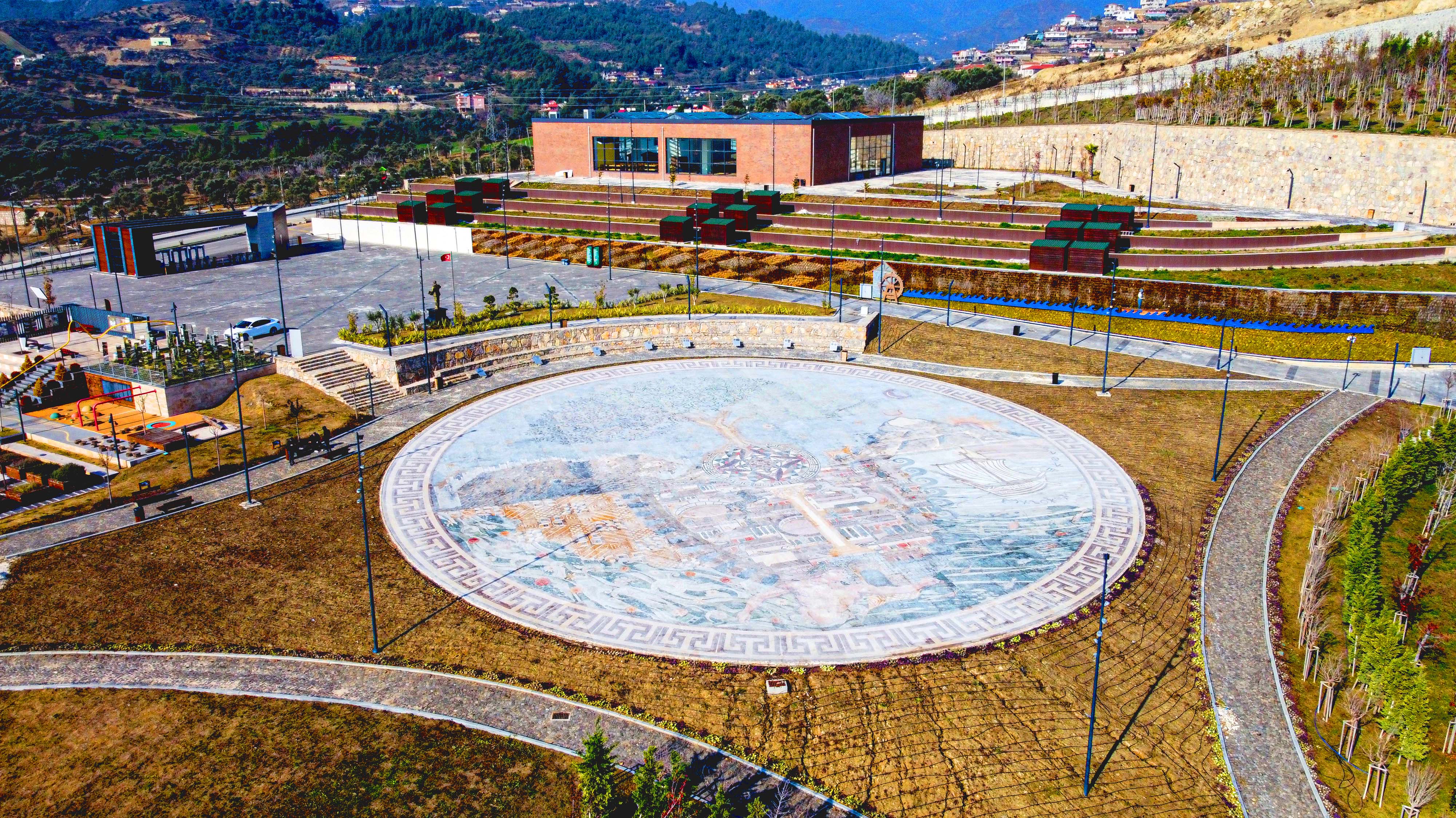 Hatay'da 1600 metrekarelik boyutuyla "dünyanın en büyük tek parça taban mozaiği" unvanıyla Guinness Rekorlar Kitabı'na giren "Ortak Varoluş Mozaiği"nin iki dalda daha rekoru için başvuru yapıldı.